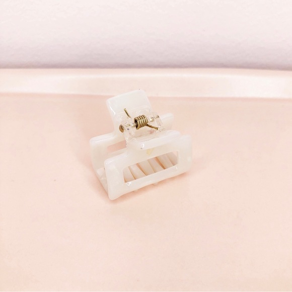 PARK AND BUZZ Jumbo 5” Eco Acetate Hair Claw Clip - Milky Iridescent - Picture 4 of 6